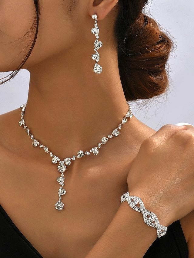 Jewelry for Festive Occasions: Pieces That Shine Bright