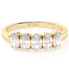 Anillo de bodas de oro amarillo de 14 k con 5 piedras y moissanita blanca de corte ovalado de 1,30 quilates.