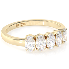 Anillo de bodas de oro amarillo de 14 k con 5 piedras y moissanita blanca de corte ovalado de 1,30 quilates.