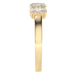 Anillo de bodas de oro amarillo de 14 k con 5 piedras y moissanita blanca de corte ovalado de 1,30 quilates.