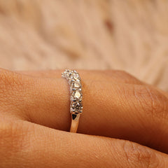 Exklusiver 0,72 TCW Moissanit-Verlobungsring für Damen, brillanter 7-Stein-Stil mit verstecktem Halo, einzigartiger Schmuck, Geschenk für Sie 